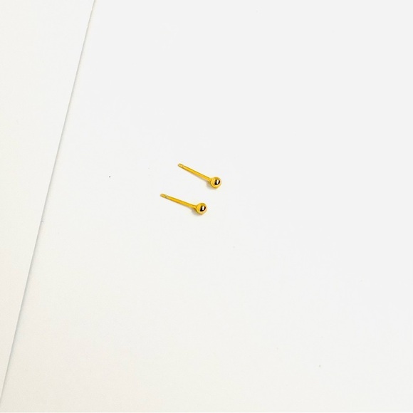 CUTEST ball stud earrings - Picture 2 of 5